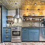 Historic Home With Garden Walk To Center City!
