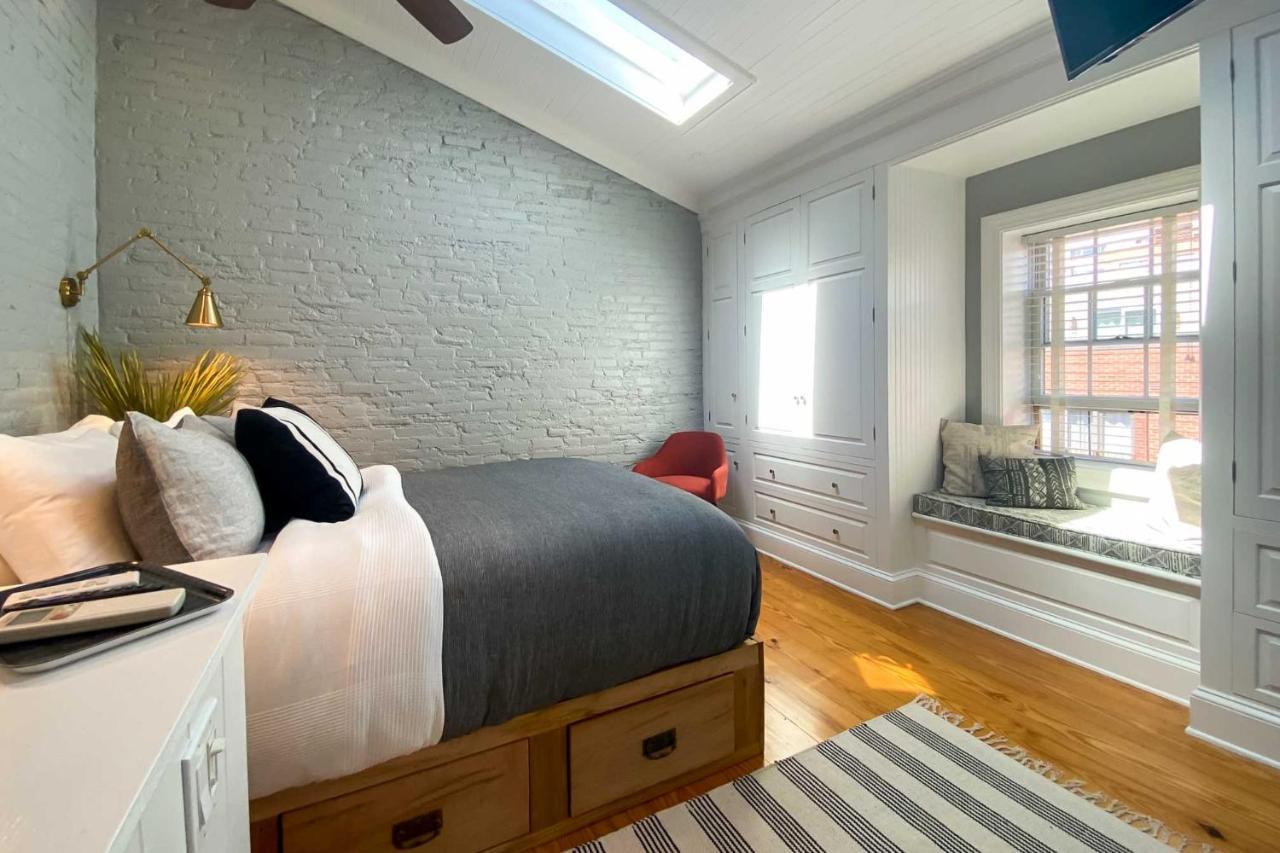 Historic With Garden Walk To Center City! Holiday home *